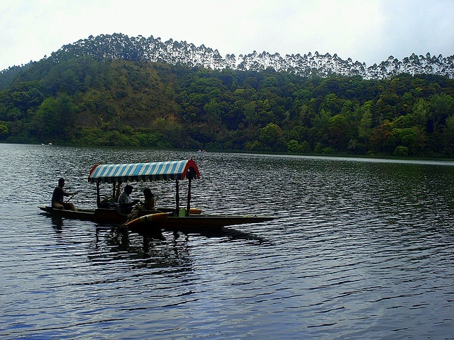 Kerala Tourism Attractions - Shikara Boating in Kundala Lake, Munnar